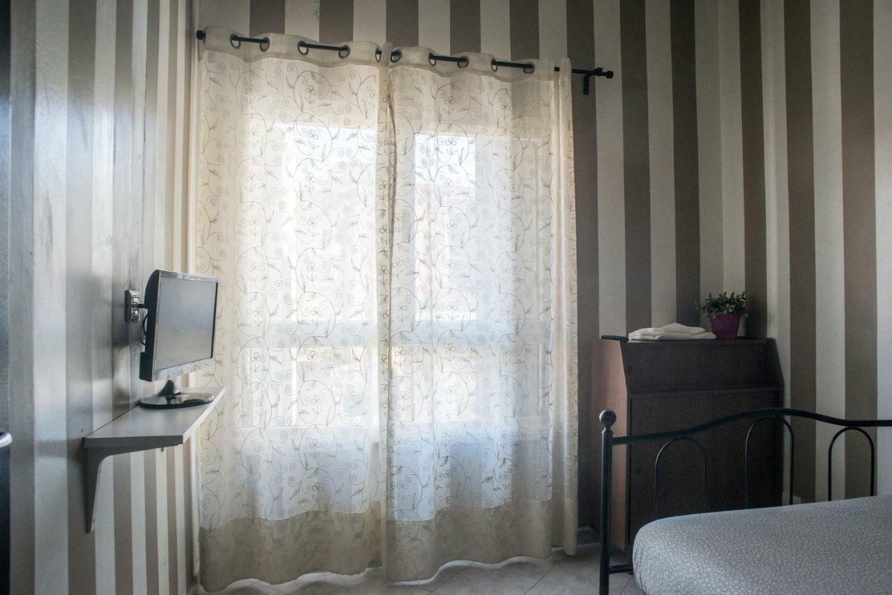Affittacamere " Il Porto " Ліворно Екстер'єр фото